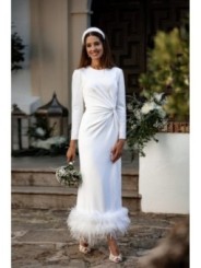 Vestido blanco midi fruncido en la cintura con pluma en el bajo Denisse