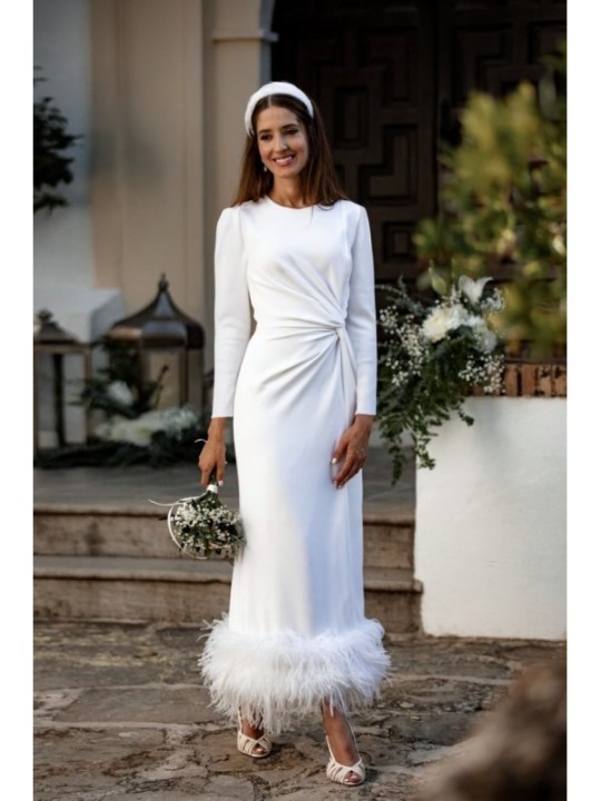 Vestido blanco midi fruncido en la cintura con pluma en el bajo Denisse