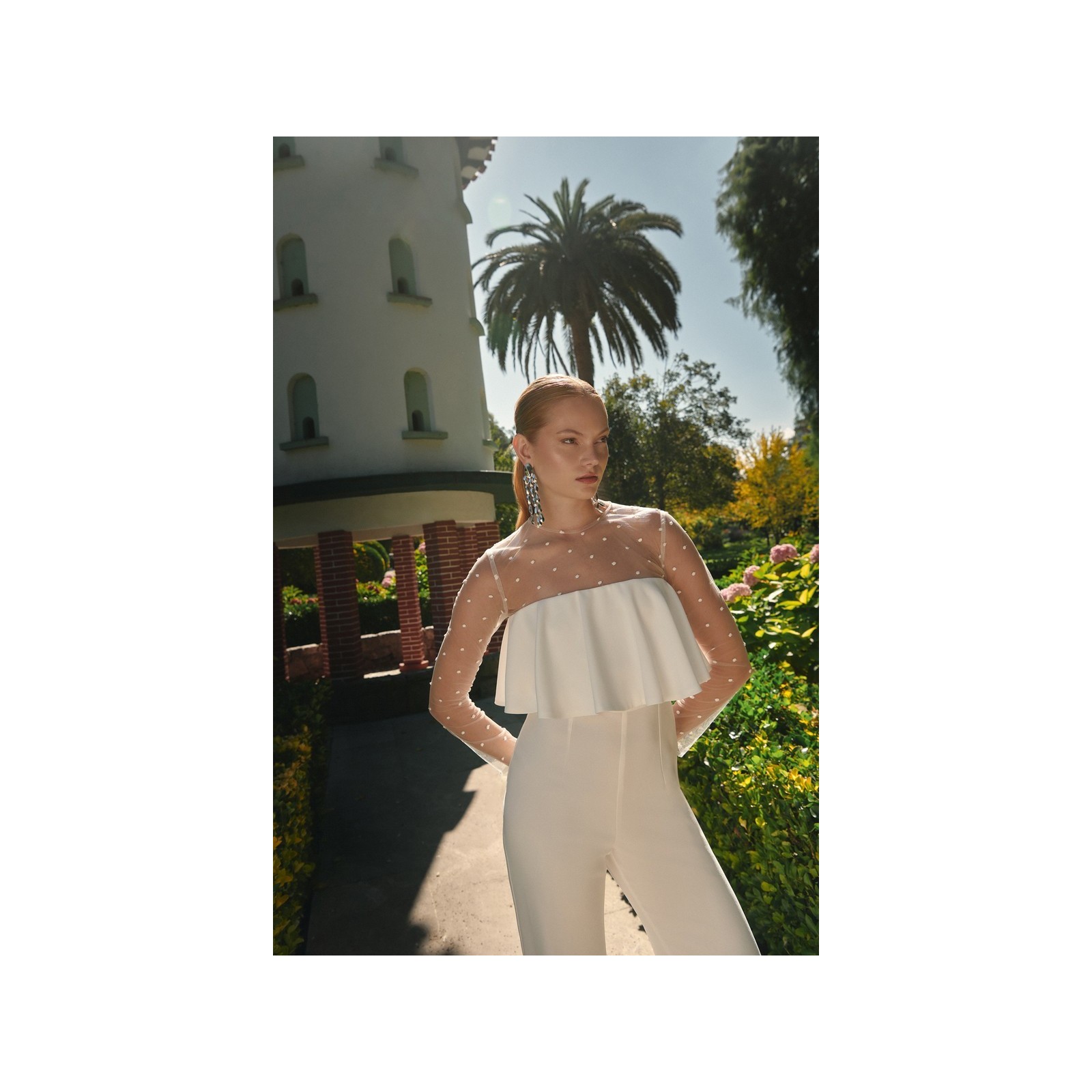 mono blanco de novia con cuerpo plumetti