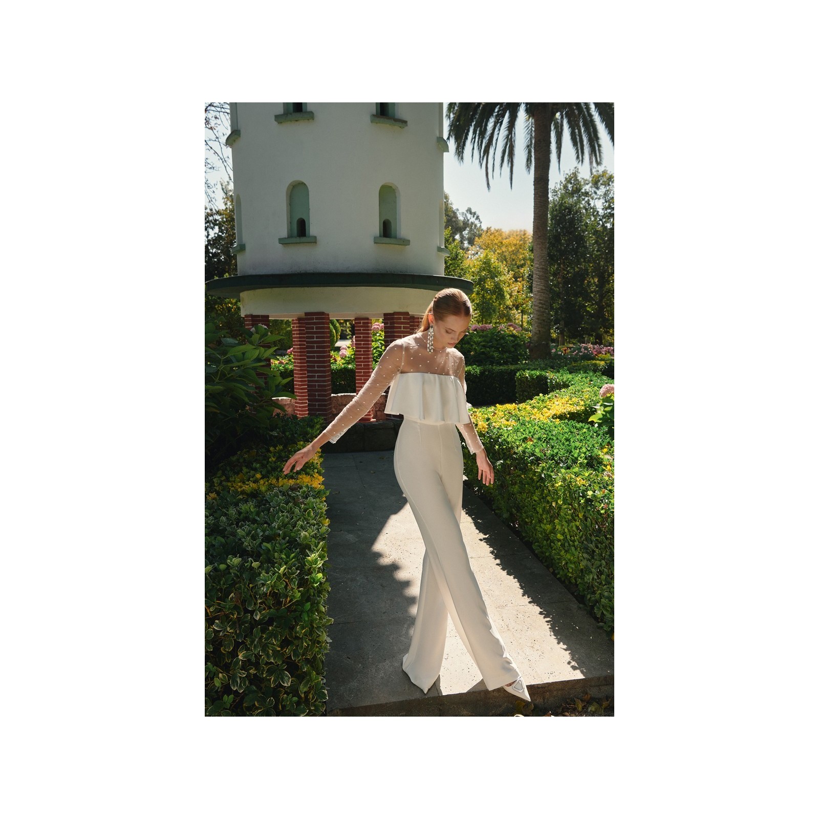 mono blanco de novia con cuerpo plumetti