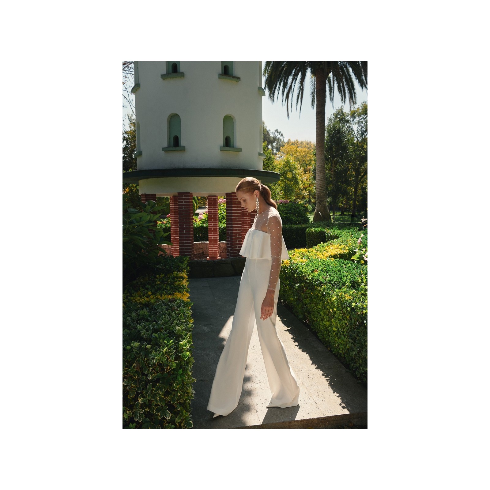 mono blanco de novia con cuerpo plumetti