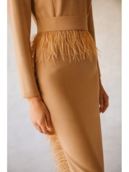 Vestido midi camel con manga larga y pluma en cintura y falda para invitadas boda