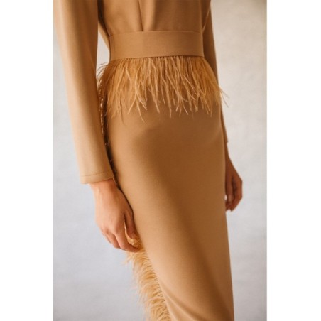 Vestido midi camel con manga larga y pluma en cintura y falda para invitadas boda