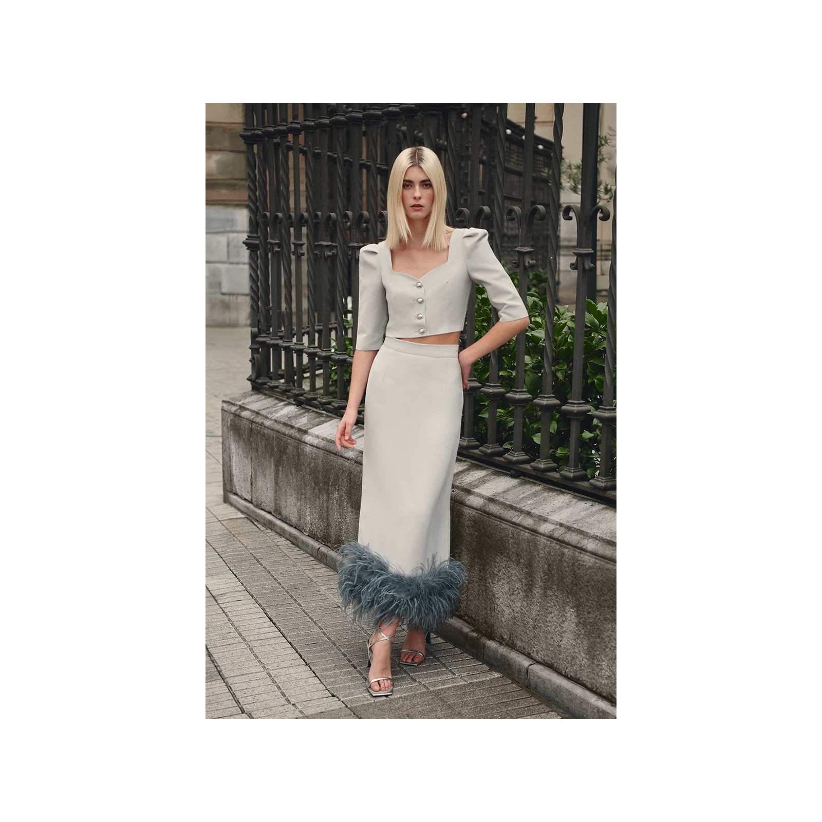 Falda recta midi de plumas en crepe gris