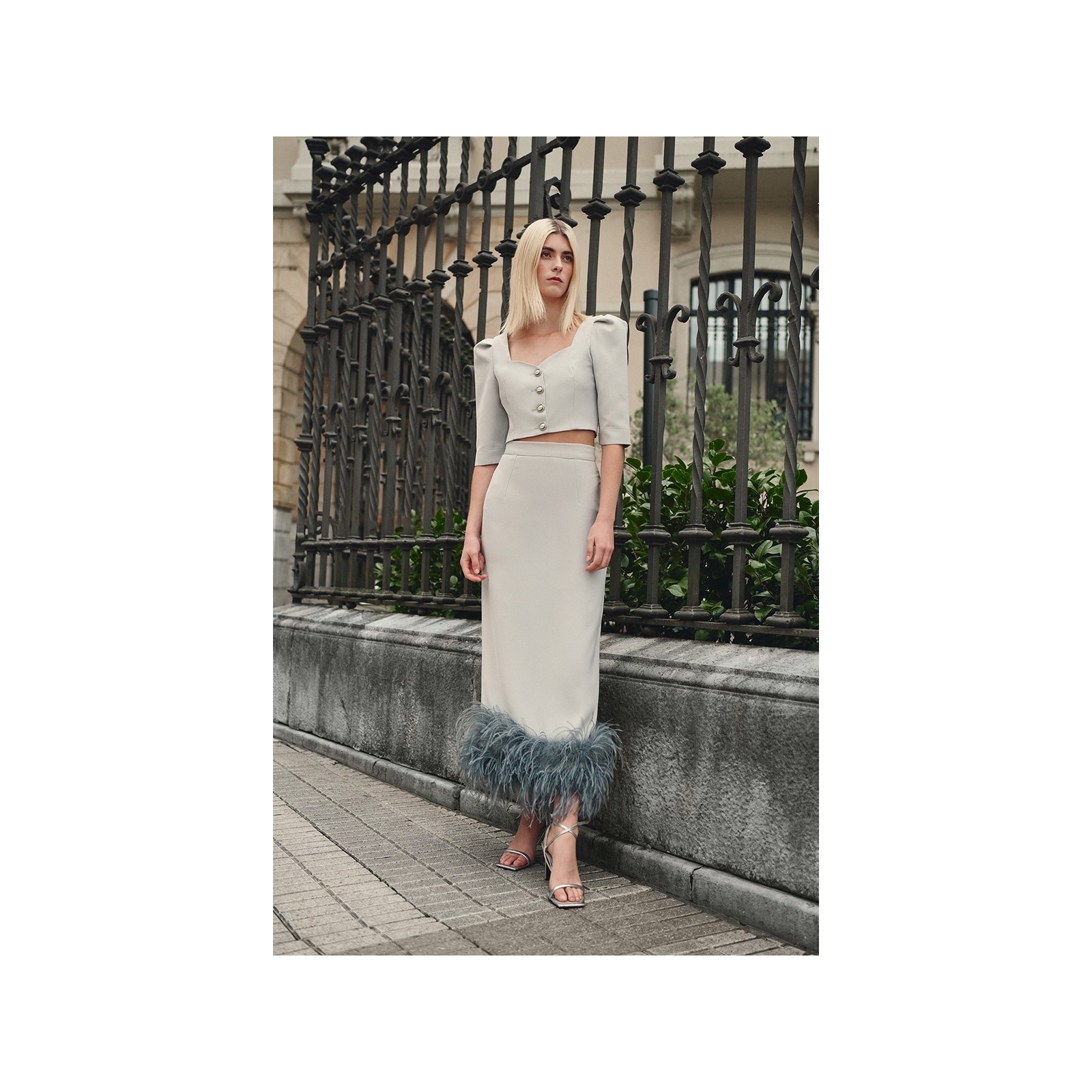 Falda recta midi de plumas en crepe gris