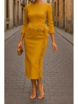 Vestido midi mostaza con manga larga y pluma en cintura y falda para invitadas boda