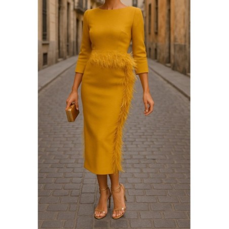 Vestido midi mostaza con manga larga y pluma en cintura y falda para invitadas boda