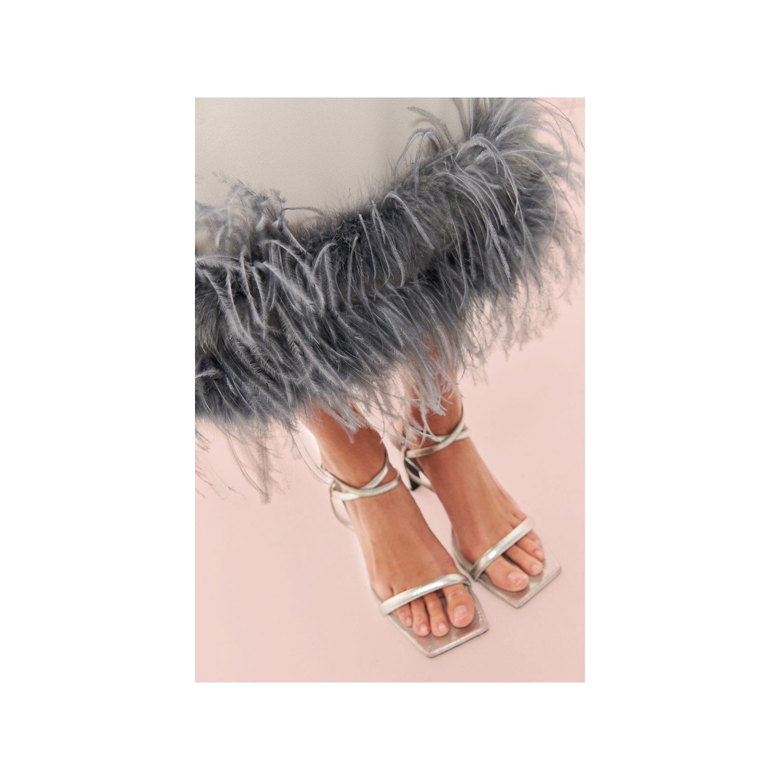 Falda recta midi de plumas en crepe gris