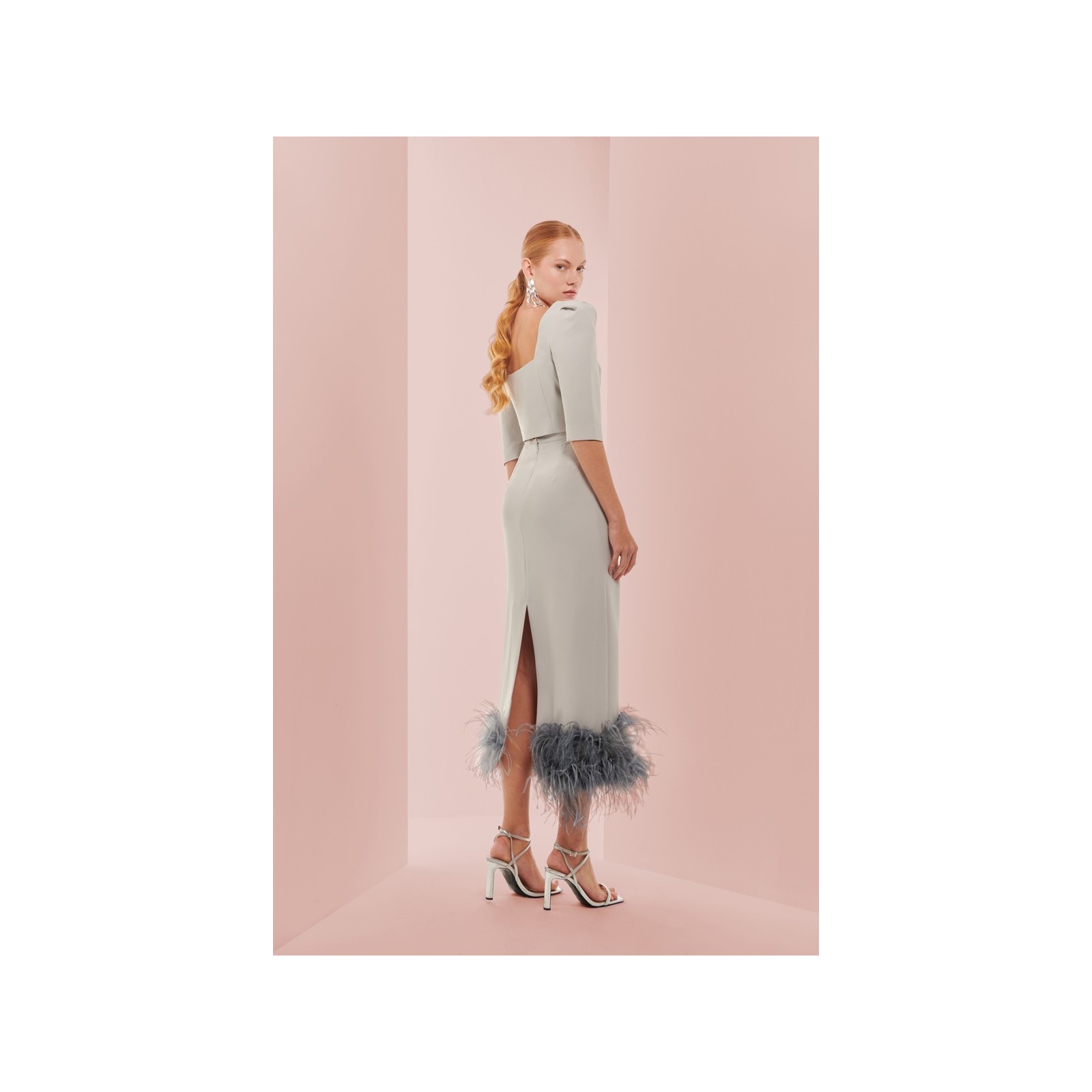 Falda recta midi de plumas en crepe gris