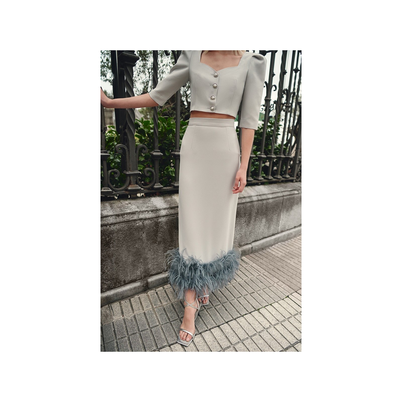 top corto gris escote corazon y botones joya