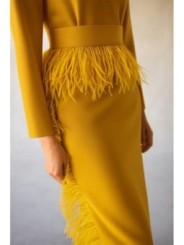 Vestido midi mostaza con manga larga y pluma en cintura y falda para invitadas boda