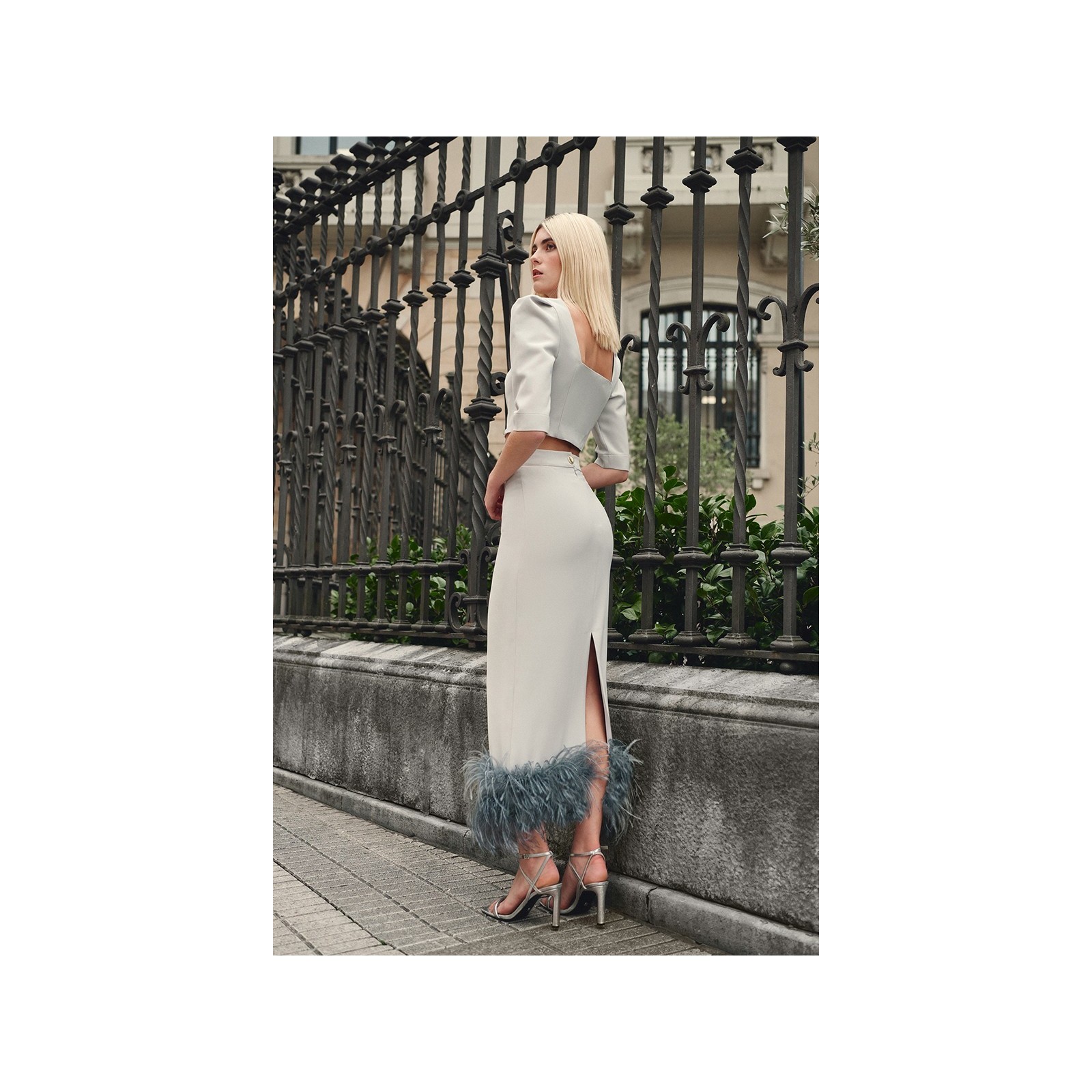 top corto gris escote corazon y botones joya