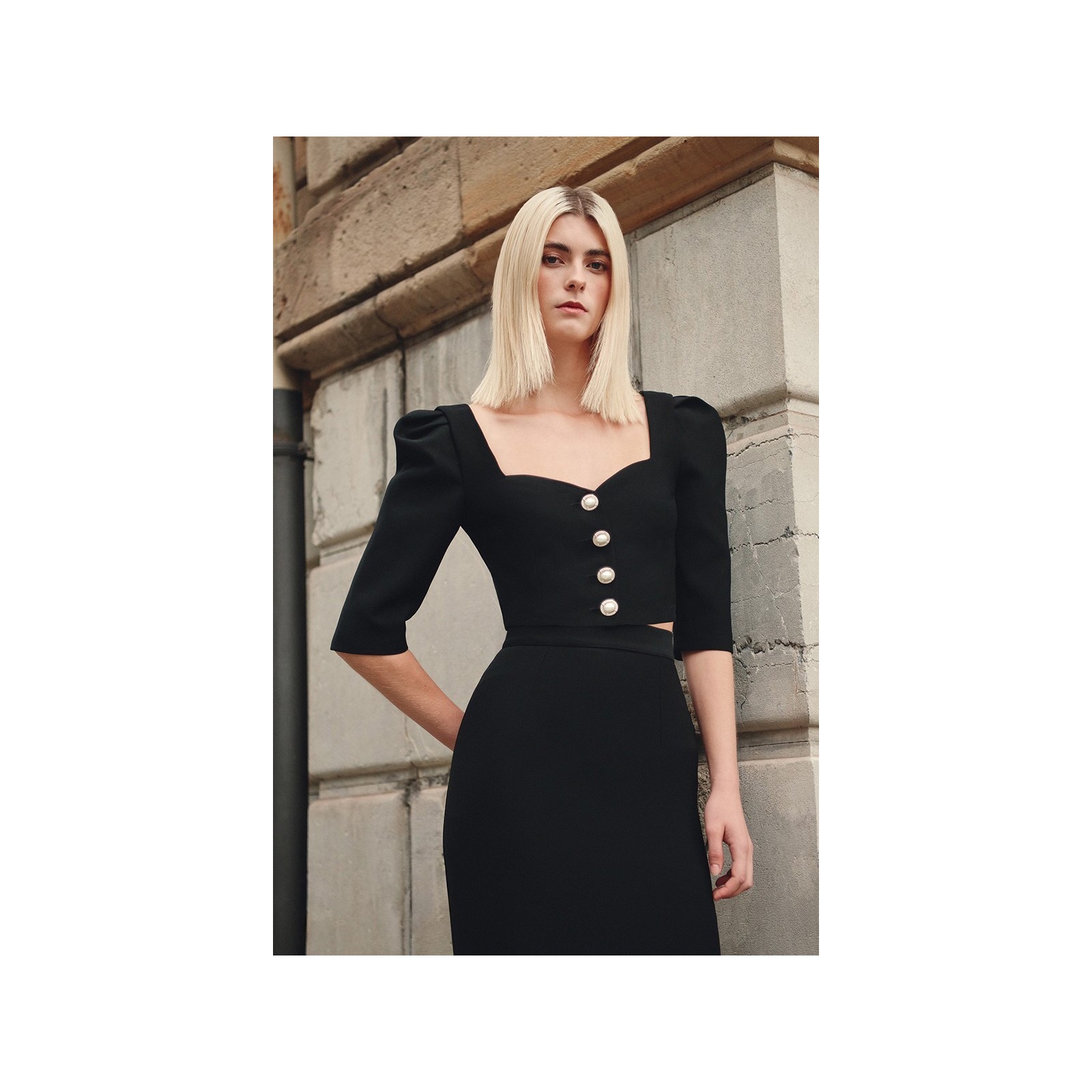 top corto negro escote corazon y botones joya
