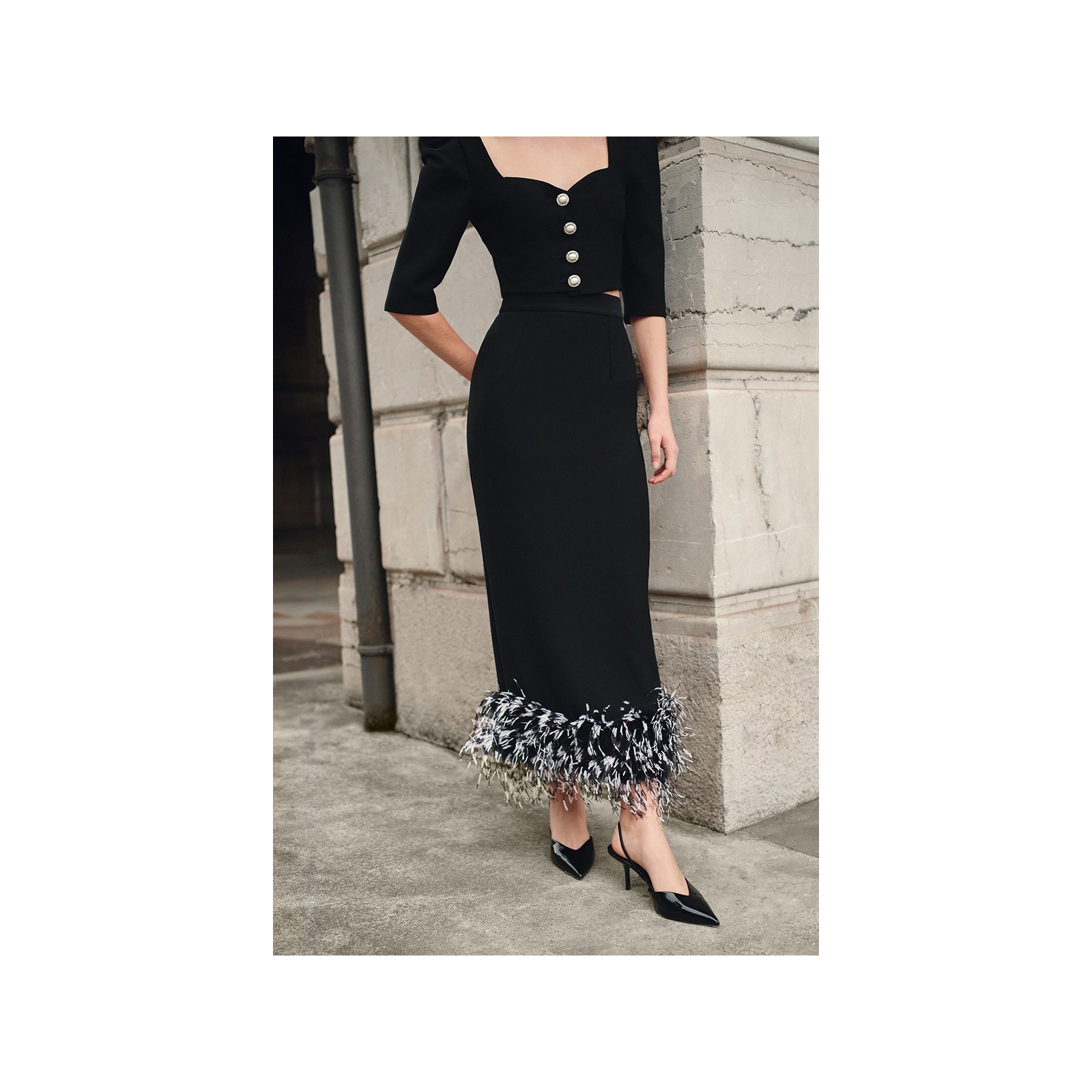 top corto negro escote corazon y botones joya