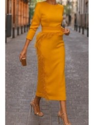 Vestido midi mostaza con manga larga y pluma en cintura y falda para invitadas boda