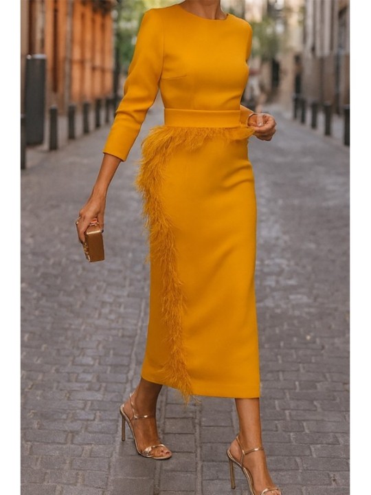 Vestido midi mostaza con manga larga y pluma en cintura y falda para invitadas boda
