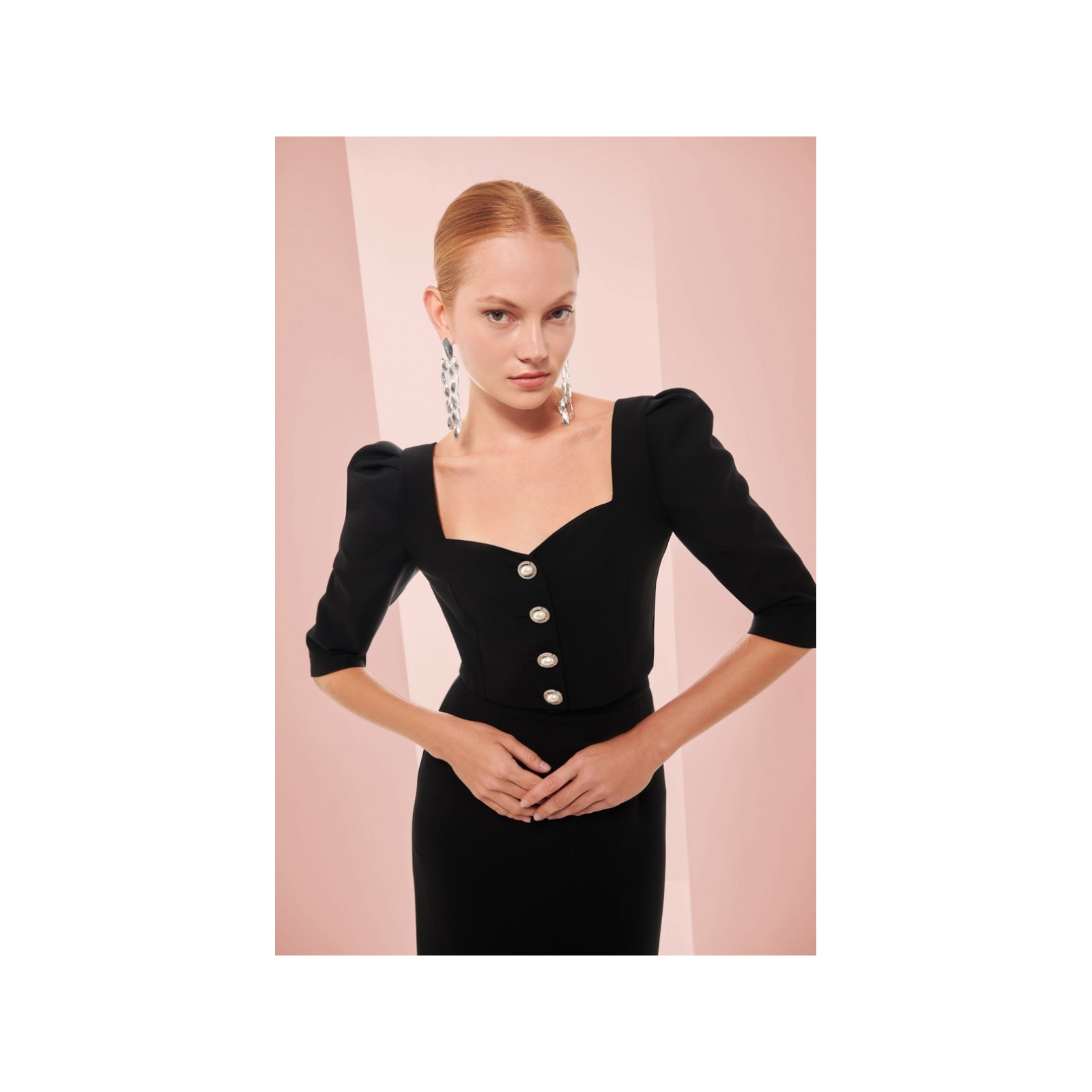 top corto negro escote corazon y botones joya