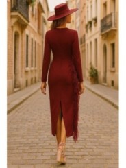 Vestido midi burdeos  con manga larga y pluma en cintura y falda para invitadas boda