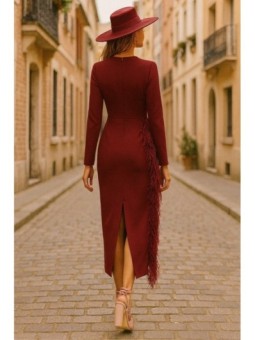 Vestido midi burdeos  con manga larga y pluma en cintura y falda para invitadas boda