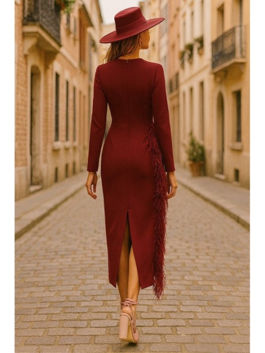 Vestido midi burdeos  con manga larga y pluma en cintura y falda para invitadas boda