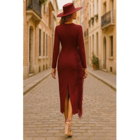 Vestido midi burdeos  con manga larga y pluma en cintura y falda para invitadas boda