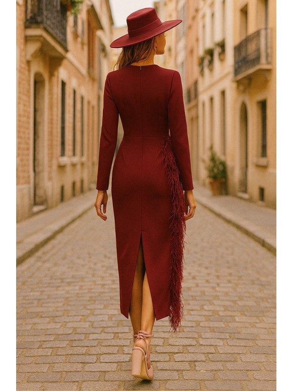 Vestido midi burdeos  con manga larga y pluma en cintura y falda para invitadas boda