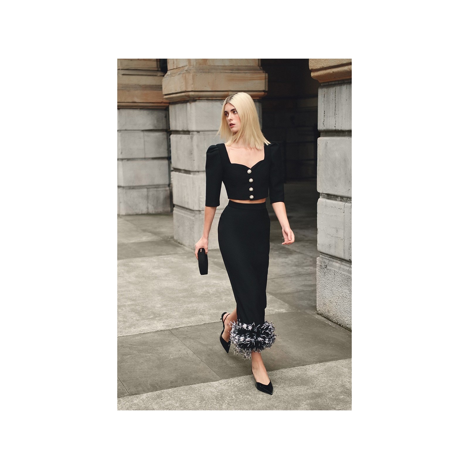 Falda recta midi de plumas en crepe negro plumas blanco y negro
