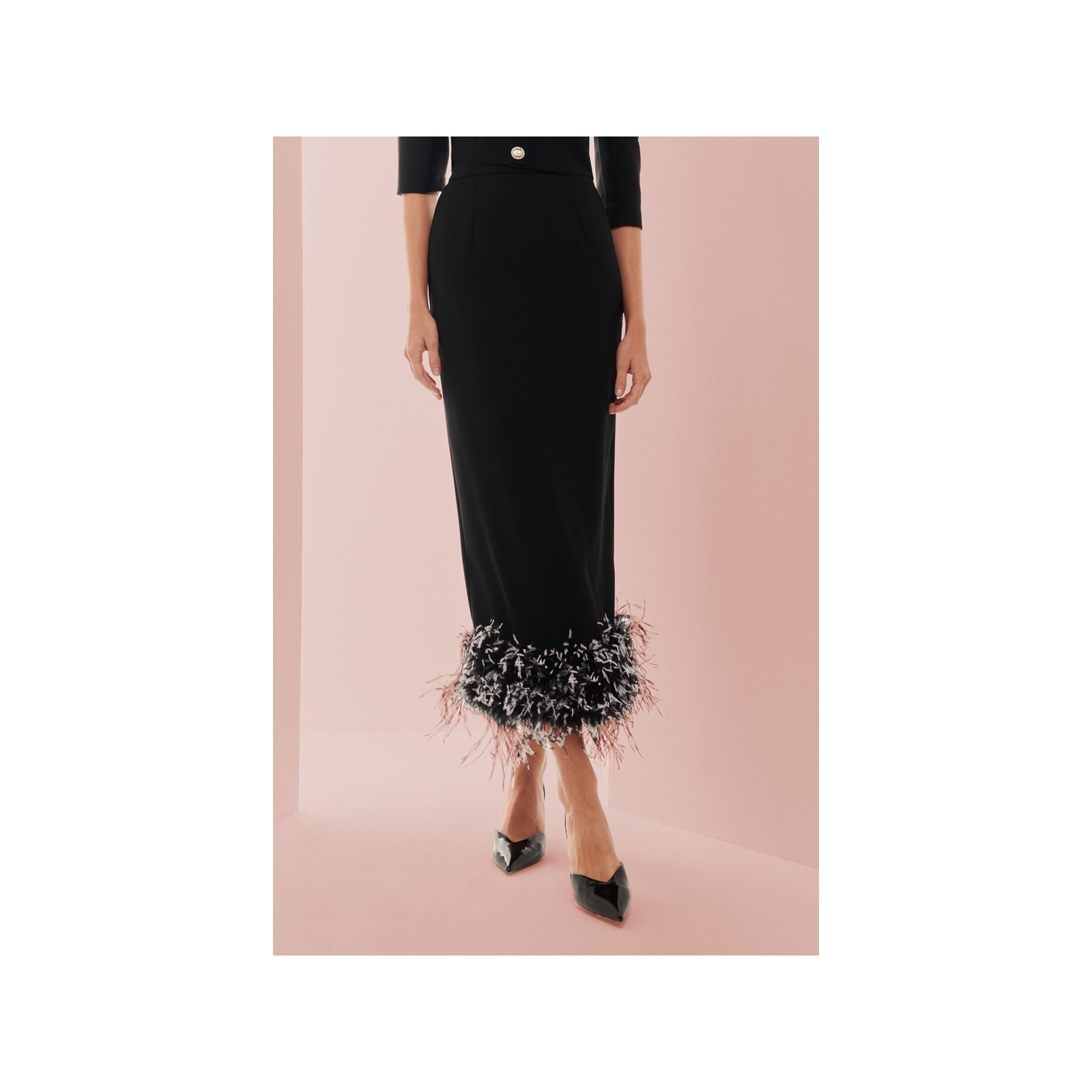 Falda recta midi de plumas en crepe negro plumas blanco y negro