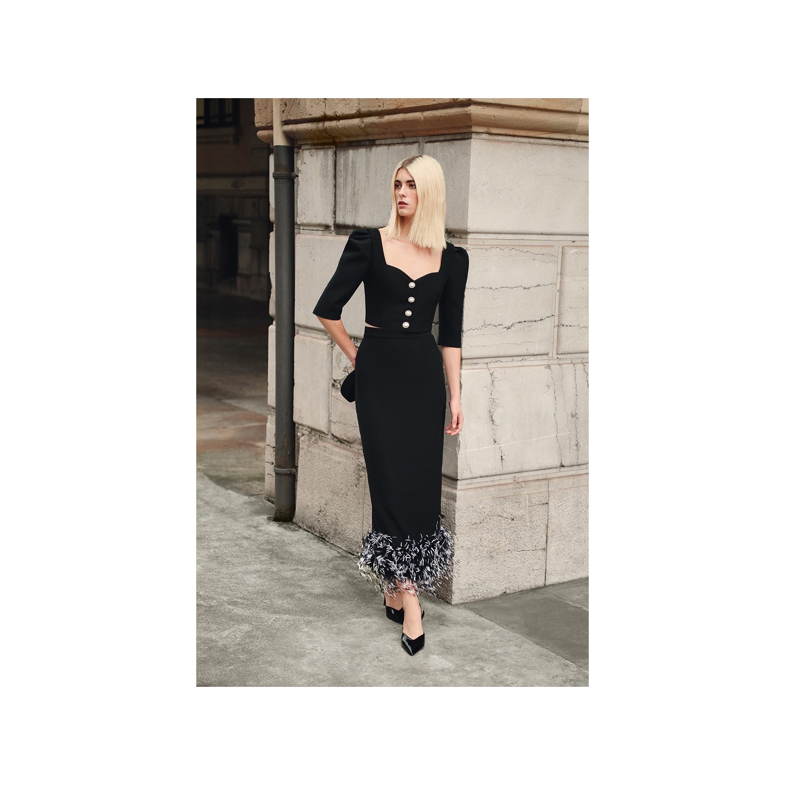 Falda recta midi de plumas en crepe negro plumas blanco y negro