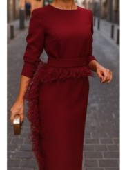 Vestido midi burdeos  con manga larga y pluma en cintura y falda para invitadas boda