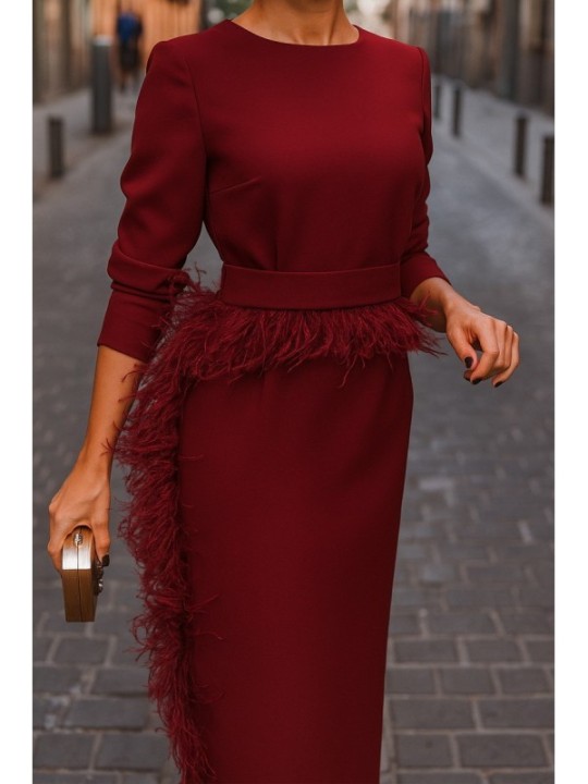 Vestido midi burdeos  con manga larga y pluma en cintura y falda para invitadas boda