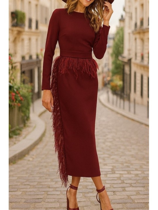 Vestido midi burdeos  con manga larga y pluma en cintura y falda para invitadas boda