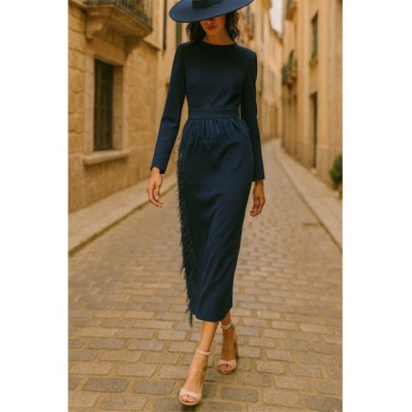Vestido midi azul marino con manga larga y pluma en cintura y falda para invitadas boda