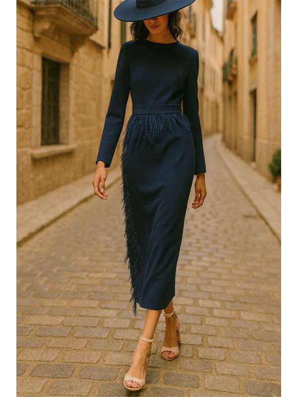 Vestido midi azul marino con manga larga y pluma en cintura y falda para invitadas boda