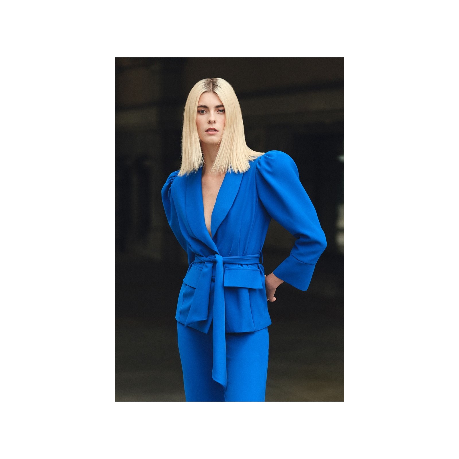 Chaqueta americana crepe azul klein manga abullonada