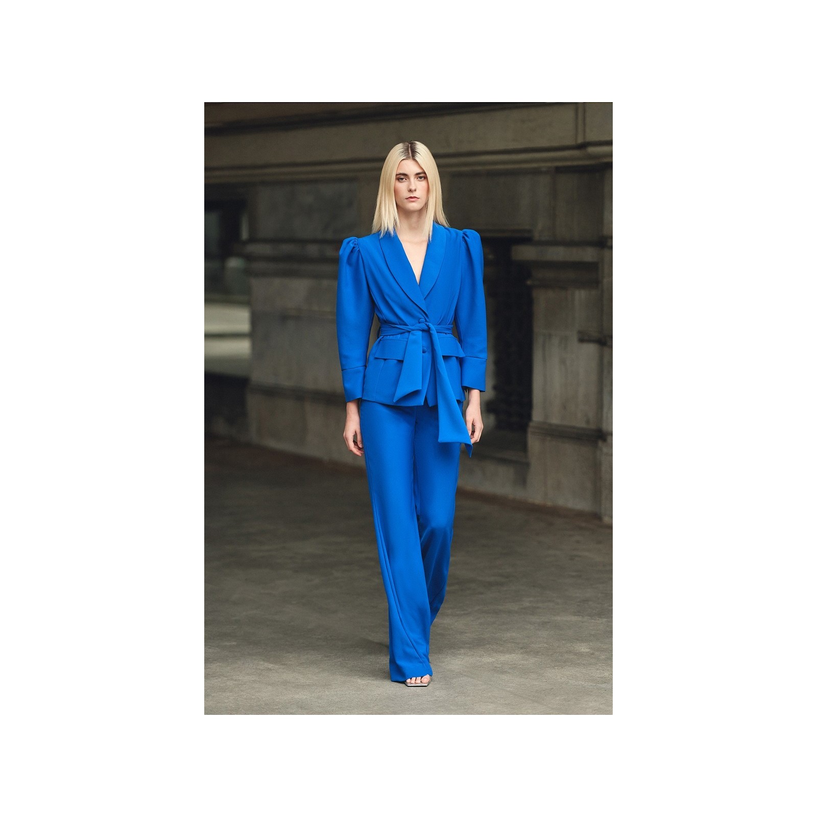 Chaqueta americana crepe azul klein manga abullonada