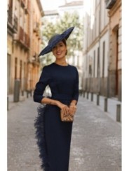 Vestido midi azul marino con manga larga y pluma en cintura y falda para invitadas boda