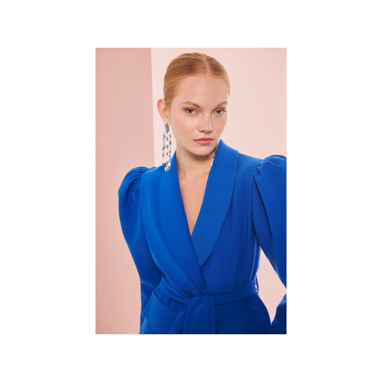 Chaqueta americana crepe azul klein manga abullonada