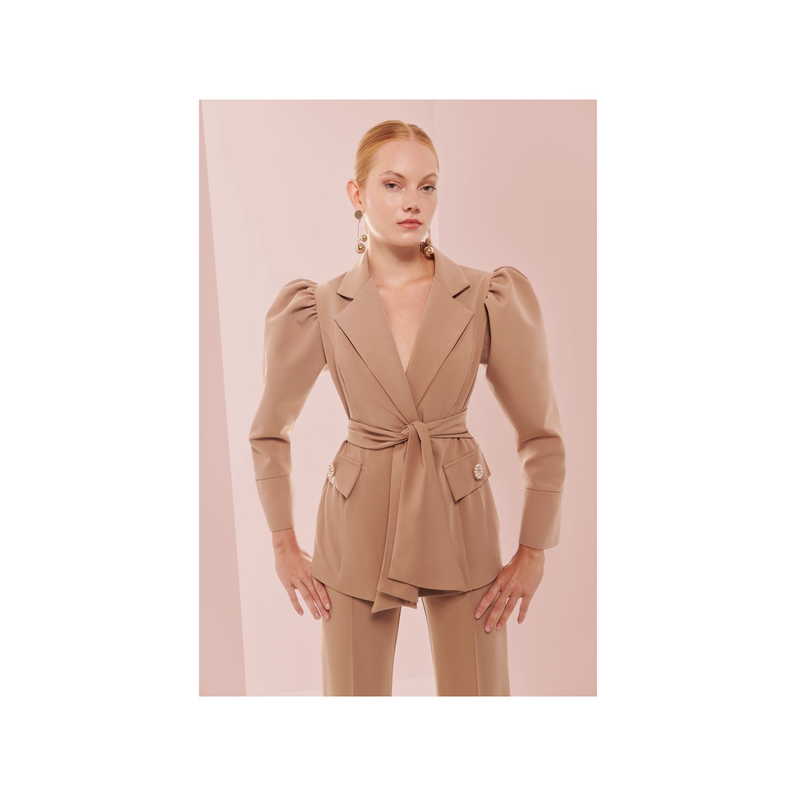 Chaqueta americana creoe camel manga abullonada
