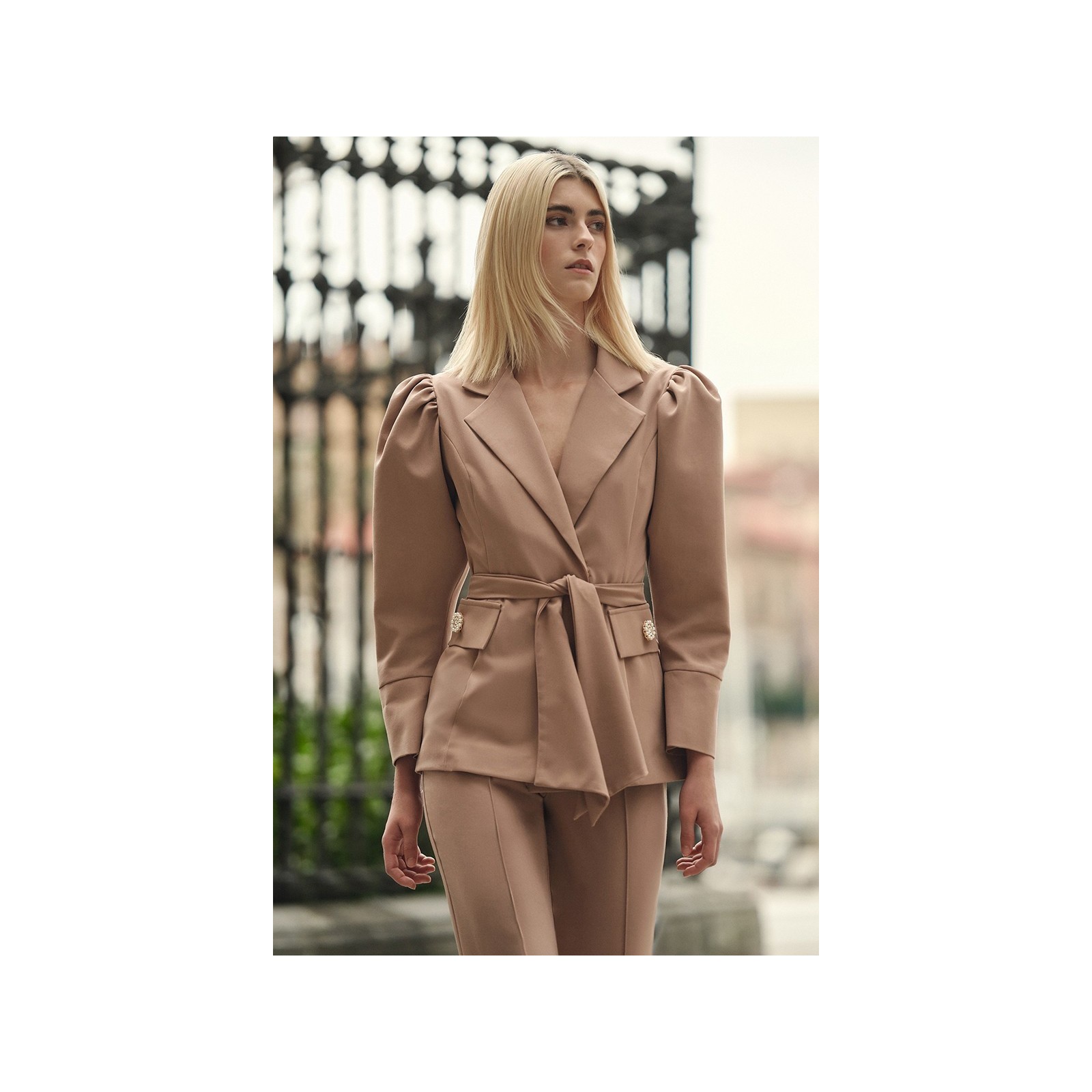 Chaqueta americana creoe camel manga abullonada