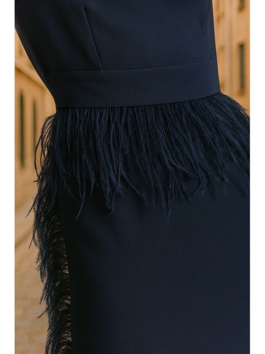 Vestido midi azul marino con manga larga y pluma en cintura y falda para invitadas boda