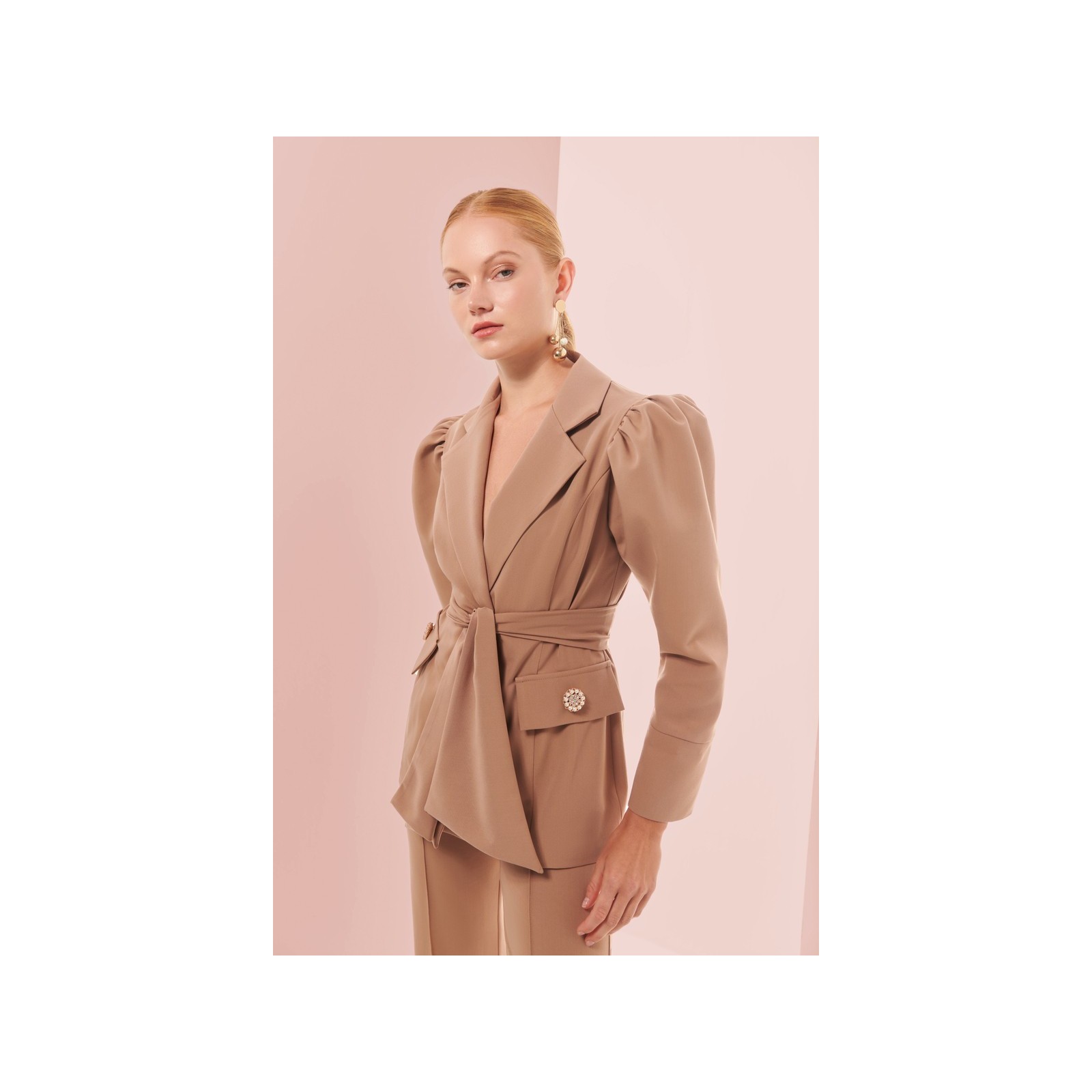 Chaqueta americana creoe camel manga abullonada