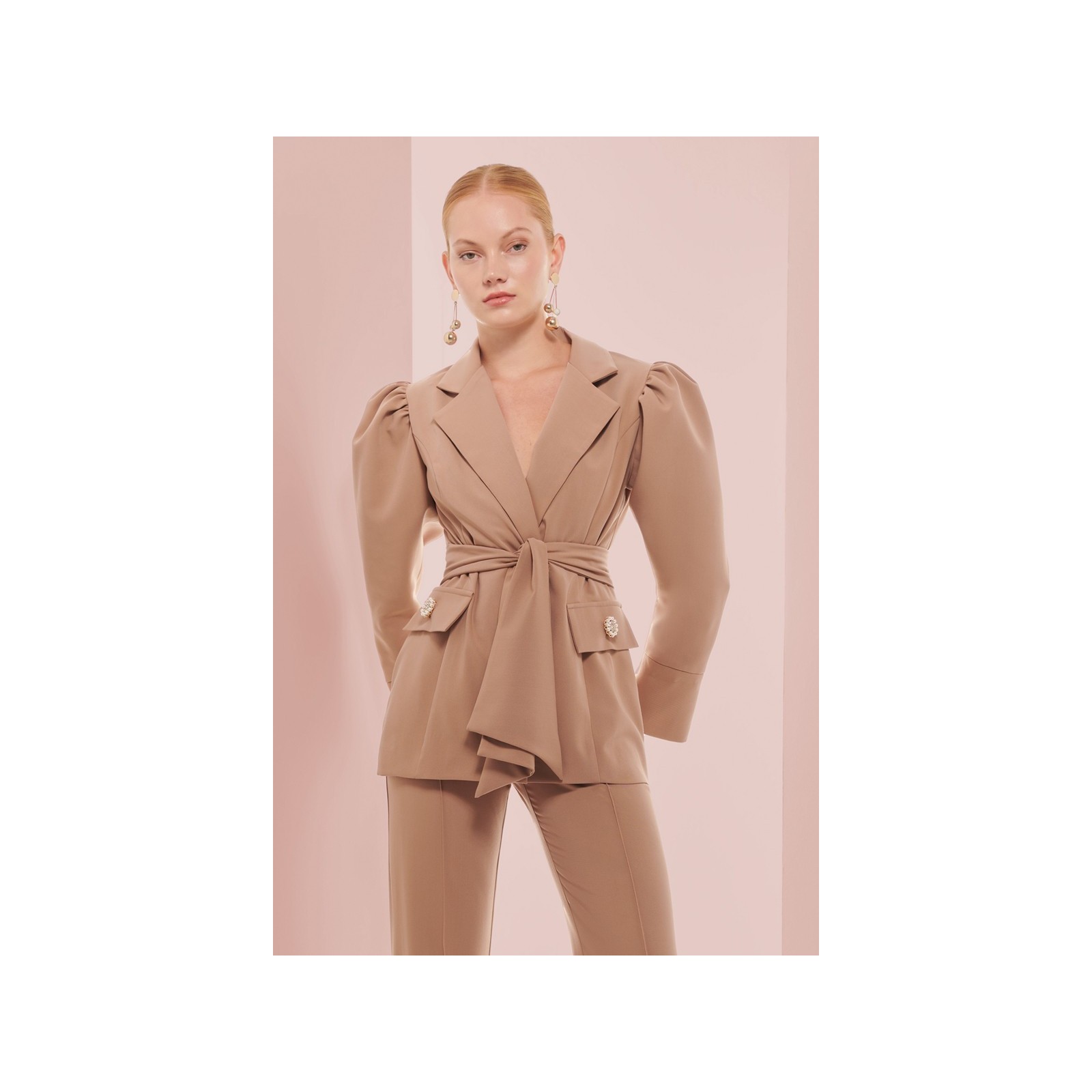 Chaqueta americana creoe camel manga abullonada