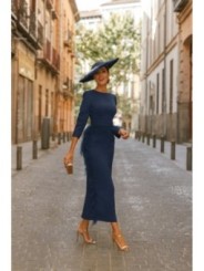 Vestido midi azul marino con manga larga y pluma en cintura y falda para invitadas boda