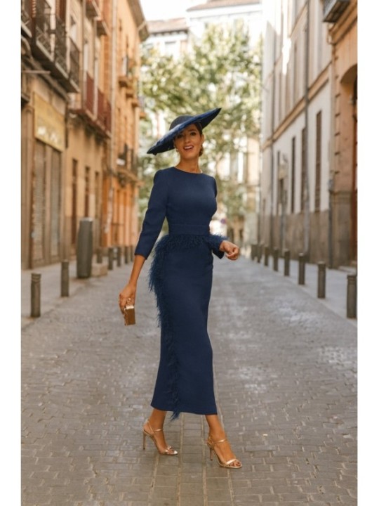 Vestido midi azul marino con manga larga y pluma en cintura y falda para invitadas boda