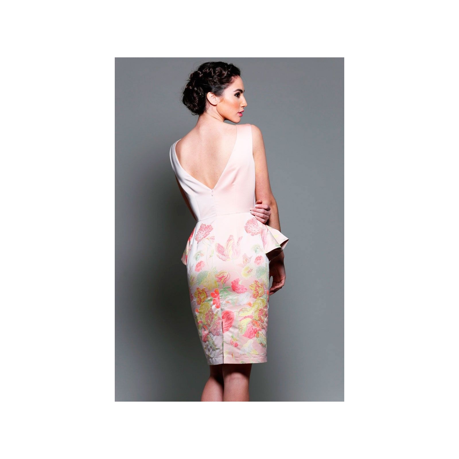vestido de fiesta estampado flores con volante peplum y pelo