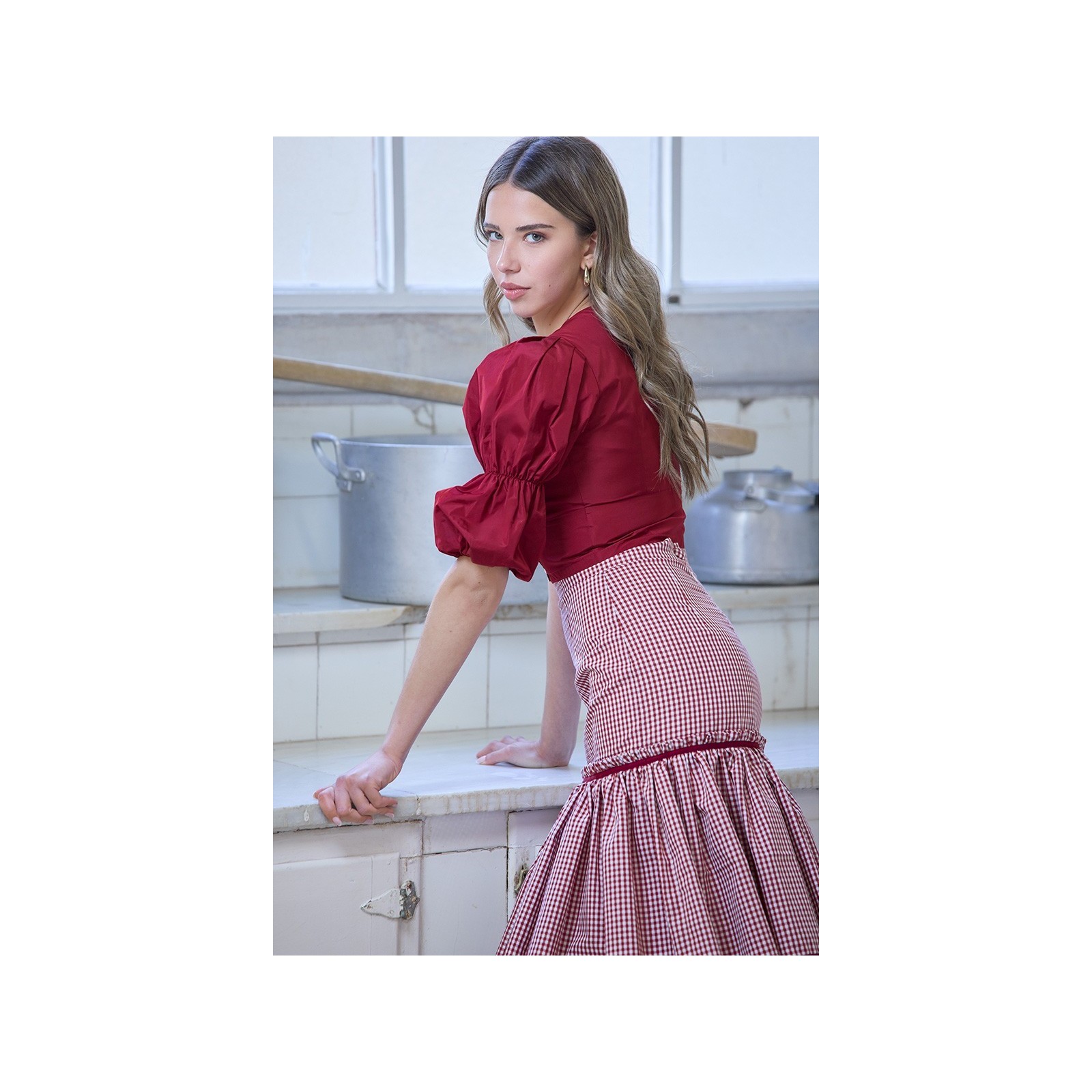 Top joya de fiesta en tafeta granate
