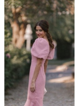 Vestido de fiesta de plumetti rosa palo con mangas abullonadas y volante en bajo