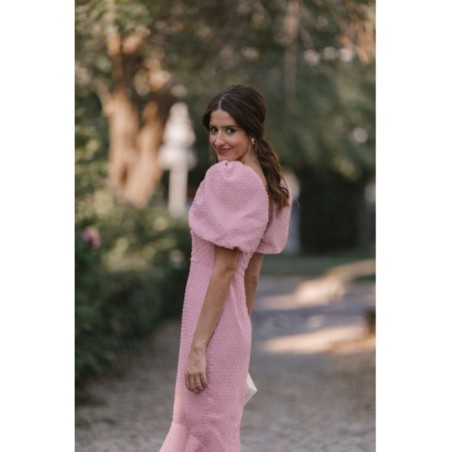 Vestido de fiesta de plumetti rosa palo con mangas abullonadas y volante en bajo