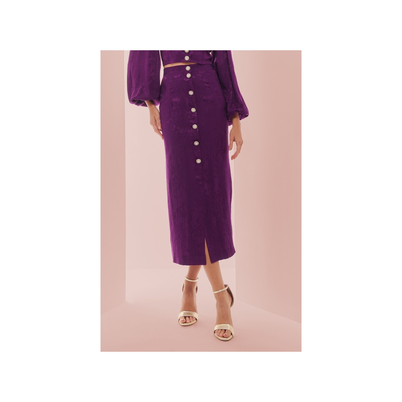 Falda midi morada con botones joya para invitada invierno